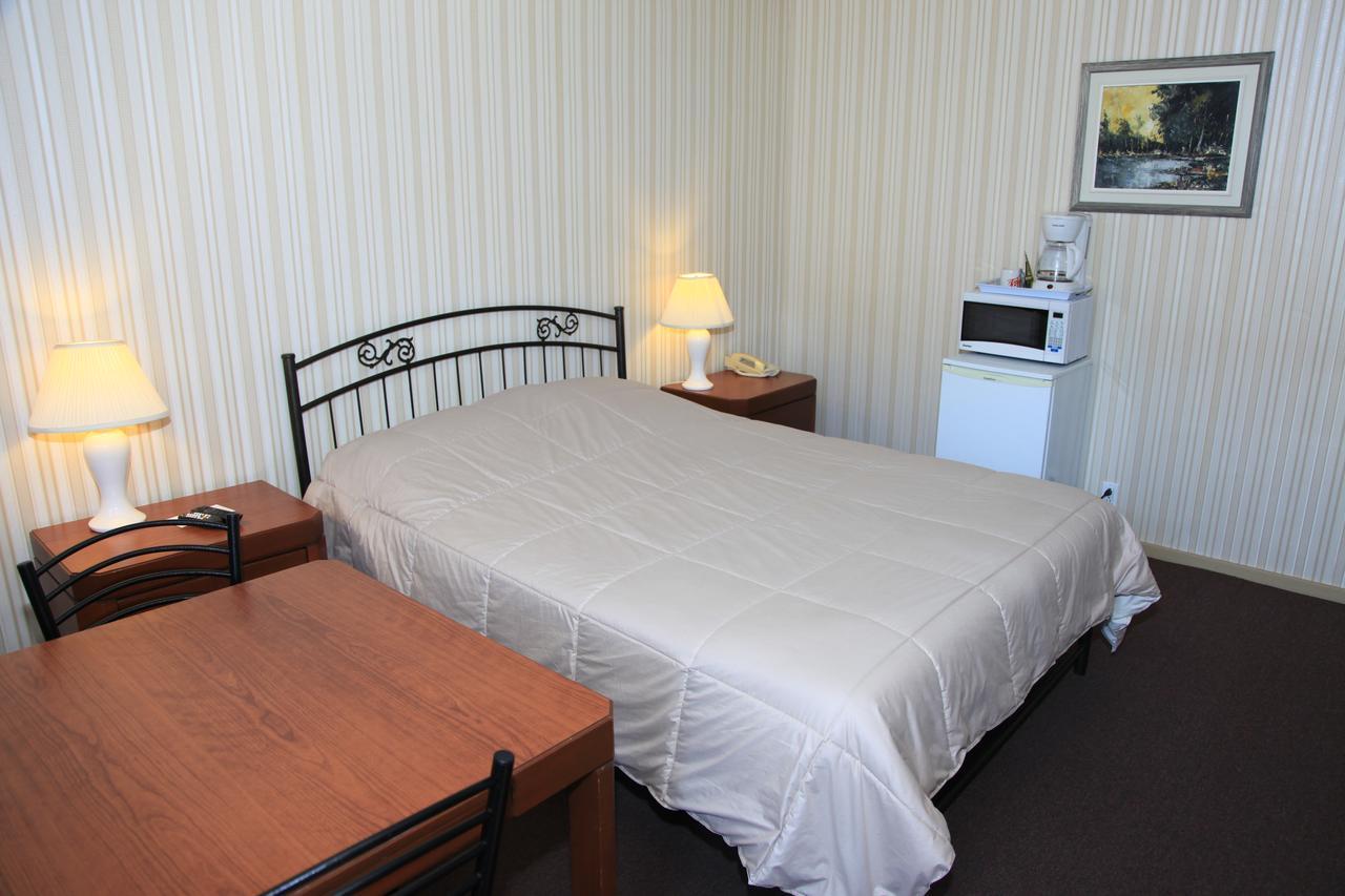 Motel Grande Ile ซาลาเบอร์รี เดอ แวลลีย์ฟิลด์ ภายนอก รูปภาพ